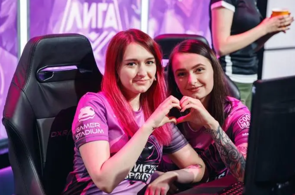 同时保持自 同时保持自