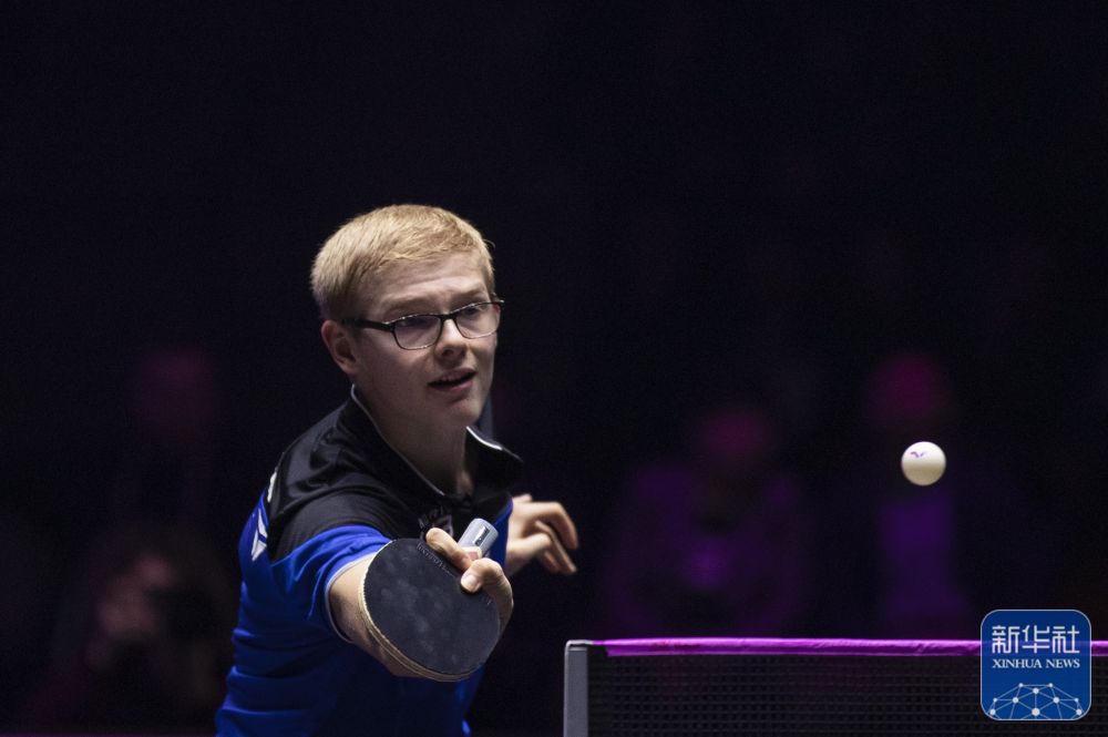 他在三张同 他在三张同